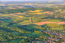 Landebahn des Aéroclub de la Région de Sarre-Union auf dem Aérodrome Victor Hamm im Bundesland Bas-Rhin, Frankreich