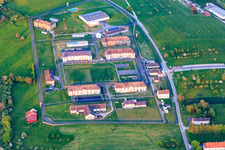 Mit Mauern und Zäunen gesichertes Gefängnis Centre de Détention in Oermingen im Bundesland Bas-Rhin, Frankreich aus der Luft