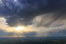 Regenwolken über der Südpfalz in Rohrbach im Bundesland Rheinland-Pfalz, Deutschland