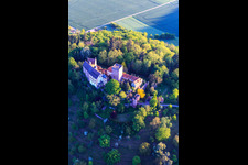 Luftbild von Burg und Burgpark Gamburg in Werbach im Bundesland Baden-Württemberg, Deutschland