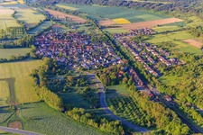 Ortsansicht im lieblichen Taubertal am Morgen aus Norden im Ortsteil Hochhausen in Tauberbischofsheim im Bundesland Baden-Württemberg, Deutschland