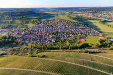 Ortsansicht aus Norden am Morgen im Taubertal im Ortsteil Gerlachsheim in Lauda-Königshofen im Bundesland Baden-Württemberg, Deutschland