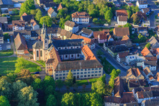 Ehemaliges Kloster Gerlachsheim mit Nardini-Schule und Bildungszentrum  inab – Jugend, Bildung und Beruf. bei der Kirche  Heilig Kreuz in Lauda-Königshofen im Bundesland Baden-Württemberg, Deutschland