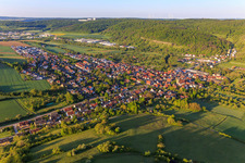 Ortsansicht aus Norden am Morgen im Taubertal im Ortsteil Edelfingen in Bad Mergentheim im Bundesland Baden-Württemberg, Deutschland