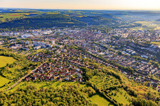 Stadtansicht im Taubertal am Morgen aus Südwesten in Bad Mergentheim im Bundesland Baden-Württemberg, Deutschland