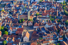 Luftbild von Altstadt mit Altes Rathaus, Marktplatz, Zwillingshäuser und Münster St. Johannes in Bad Mergentheim im Bundesland Baden-Württemberg, Deutschland