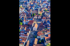 Luftaufnahme von Altstadt mit Altes Rathaus, Marktplatz, Zwillingshäuser und Münster St. Johannes in Bad Mergentheim im Bundesland Baden-Württemberg, Deutschland