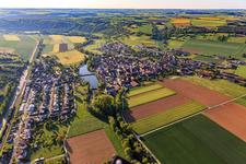 Luftaufnahme von Ortsansicht mit Tauberstrand aus Westen im Ortsteil Elpersheim in Weikersheim im Bundesland Baden-Württemberg, Deutschland