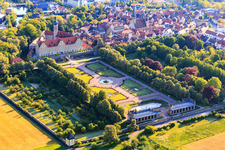 Luftaufnahme von Schloss und Schlossgarten Weikersheim (Schloss des Grafen Wolfgang von Hohenlohe aus dem 17. Jh. mit prachtvollem Rittersaal und Garten mit Statuen.) im Bundesland Baden-Württemberg, Deutschland