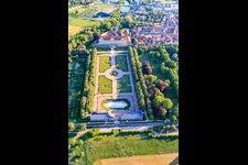 Schloss und Schlossgarten Weikersheim (Schloss des Grafen Wolfgang von Hohenlohe aus dem 17. Jh. mit prachtvollem Rittersaal und Garten mit Statuen.) im Bundesland Baden-Württemberg, Deutschland von oben gesehen