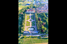 Schloss und Schlossgarten Weikersheim (Schloss des Grafen Wolfgang von Hohenlohe aus dem 17. Jh. mit prachtvollem Rittersaal und Garten mit Statuen.) im Bundesland Baden-Württemberg, Deutschland vom Flugzeug aus