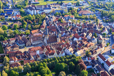 Altstadt mit Stadtkirche St. Georg am Marktplatz, Schlossverwaltung Weikersheim am Schlossplatz im Bundesland Baden-Württemberg, Deutschland