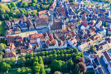 Luftbild von Altstadt mit Stadtkirche St. Georg am Marktplatz, Schlossverwaltung Weikersheim am Schlossplatz im Bundesland Baden-Württemberg, Deutschland