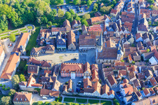 Luftaufnahme von Altstadt mit Stadtkirche St. Georg am Marktplatz, Schlossverwaltung Weikersheim am Schlossplatz im Bundesland Baden-Württemberg, Deutschland