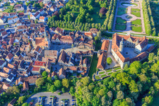 Schrägluftbild von Altstadt mit Stadtkirche St. Georg am Marktplatz, Schlossverwaltung Weikersheim am Schlossplatz im Bundesland Baden-Württemberg, Deutschland