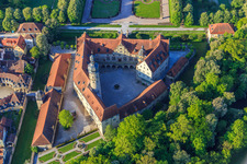 Luftbild von Schloss Weikersheim mit Rosengarten, Alchemie- und Hexengarten im Bundesland Baden-Württemberg, Deutschland