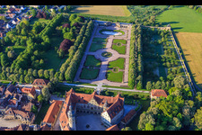 Schlossgarten Weikersheim (Schloss des Grafen Wolfgang von Hohenlohe aus dem 17. Jh. mit prachtvollem Rittersaal und Garten mit Statuen.) im Bundesland Baden-Württemberg, Deutschland