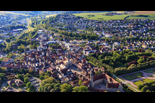 Ortsübersicht aus Westen am Morgen mit Schluss und Marktplatz in Weikersheim im Bundesland Baden-Württemberg, Deutschland