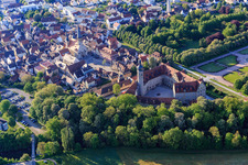 Ortsansicht aus Westen am Morgen mit Schluss und Marktplatz in Weikersheim im Bundesland Baden-Württemberg, Deutschland
