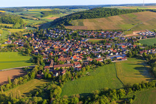 Ortsübersicht im Taubertal am Morgen aus Süden im Ortsteil Schäftersheim in Weikersheim im Bundesland Baden-Württemberg, Deutschland