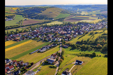 Dorfansicht im lieblichen Taubertal aus Südwesten am Morgen in Tauberrettersheim im Bundesland Bayern, Deutschland