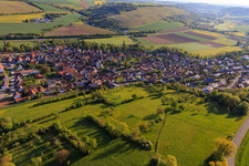 Luftbild von Dorfansicht im lieblichen Taubertal aus Südwesten am Morgen in Tauberrettersheim im Bundesland Bayern, Deutschland