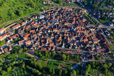 Stadtmauer, Altstadt und Marktplatz aus Süden in Röttingen im Bundesland Bayern, Deutschland