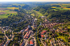 Ortsansicht im Taubertal aus Nordwesten am Morgen in Creglingen im Bundesland Baden-Württemberg, Deutschland