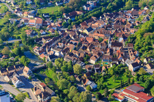 Luftbild von Altstadt aus Norden am Morgen mit Schlosserturm, Kirche St. Peter und Paul und Tauberturm in Creglingen im Bundesland Baden-Württemberg, Deutschland