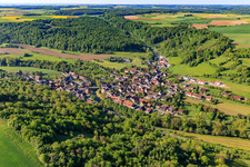 Dorfansicht im lieblichen Taubertal am Morgen aus Nordwesten im Ortsteil Archshofen in Creglingen im Bundesland Baden-Württemberg, Deutschland