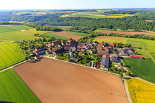 Luftbild von Ortsteil Erdbach mit Ponyhof Erdbach Fjordpferdezucht und Reiterhof im Ortsteil Schön in Creglingen im Bundesland Baden-Württemberg, Deutschland