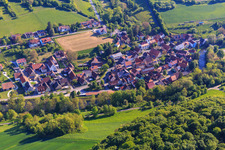 Dorfansicht im lieblichen Taubertal am Morgen aus Südwesten im Ortsteil Tauberzell in Adelshofen im Bundesland Bayern, Deutschland
