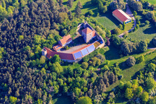 Schrägluftbild von Burg Brauneck mit Photovoltaikdach im Ortsteil Niedersteinach in Creglingen im Bundesland Baden-Württemberg, Deutschland