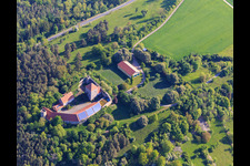Burg Brauneck mit Photovoltaikdach im Ortsteil Niedersteinach in Creglingen im Bundesland Baden-Württemberg, Deutschland von oben