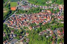 Ortskern mit Kirche St. Peter und Paul in Grünsfeld im Bundesland Baden-Württemberg, Deutschland