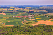 Dorfansicht aus Westen im Ortsteil Uissigheim in Külsheim im Bundesland Baden-Württemberg, Deutschland