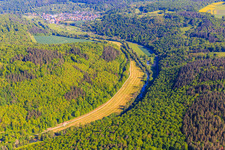Gemähte Uferwiesen im Lieblichen Taubertal aus Süden im Ortsteil Niklashausen in Werbach im Bundesland Baden-Württemberg, Deutschland