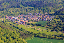 Luftbild von Dorfansicht im Lieblichen Taubertal aus Süden im Ortsteil Niklashausen in Werbach im Bundesland Baden-Württemberg, Deutschland