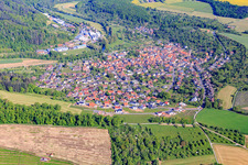 Dorfansicht im Lieblichen Taubertal aus Süden im Ortsteil Reicholzheim in Wertheim im Bundesland Baden-Württemberg, Deutschland