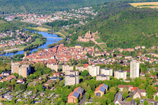 Blick vom Wartberg bis zum Schloss Burg Wertheim über der Altstadt mit Maintal im Bundesland Baden-Württemberg, Deutschland