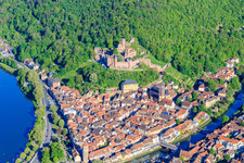 Luftbild von Schloss Burg Wertheim über der Altstadt mit Main und Tauber im Bundesland Baden-Württemberg, Deutschland
