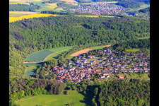 Ortsansicht aus Westen im lieblichen Taubertal im Ortsteil Waldenhausen in Wertheim im Bundesland Baden-Württemberg, Deutschland
