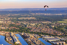 Rheinhäfen mit Paragleiter am Abend im Ortsteil Mühlburg in Karlsruhe im Bundesland Baden-Württemberg, Deutschland