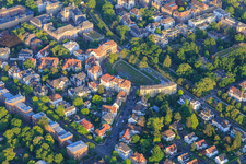Halbreisförmiger Park Haydnplatz im Ortsteil Weststadt in Karlsruhe im Bundesland Baden-Württemberg, Deutschland