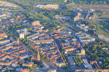 Kirche St. Bernhard an der Durlacher Allee und Gottesauer Straße mit Paragleiter im Ortsteil Oststadt in Karlsruhe im Bundesland Baden-Württemberg, Deutschland