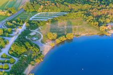Im kalten Mai verwaister Strand am Epplesee im Ortsteil Silberstreifen in Rheinstetten im Bundesland Baden-Württemberg, Deutschland