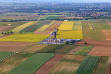 Bohrgelände des Tiefenbohrplatz V20 von  Vercana GmbH für Vulcan Energy am Schleidberg zur Förderung von Geothermie und Lithium in Insheim im Bundesland Rheinland-Pfalz, Deutschland