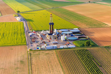 Luftaufnahme von Bohrgelände des Tiefenbohrplatz V20 von  Vercana GmbH für Vulcan Energy am Schleidberg zur Förderung von Geothermie und Lithium in Insheim im Bundesland Rheinland-Pfalz, Deutschland