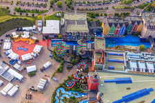 Vildfål - Freifall-Rutsche und "Immer Wieder Sonntags"-Arena des Rulantica im Europapark Rust im Bundesland Baden-Württemberg, Deutschland