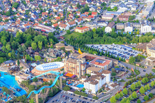 Luftbild von Atlantica SuperSplash, Spanische Arena, 4-Sterne Burghotel "Castillo Alcazar" und 4-Sterne Erlebnishotel „El Andaluz“ des Europapark Rust im Bundesland Baden-Württemberg, Deutschland